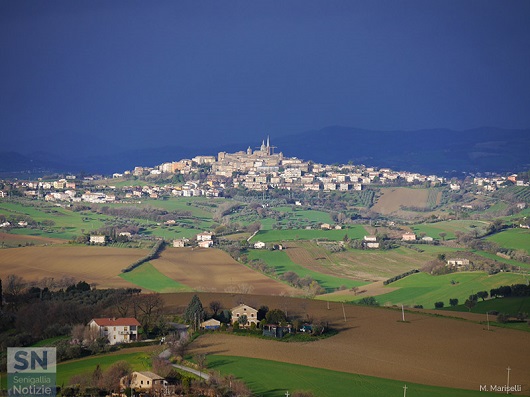 Ostra Vetere Si firma l autore della splendida foto del paese più bello del mondo