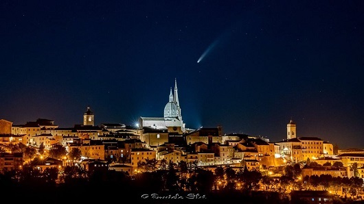 Panorama_notturno_cupola_con_cometa_530